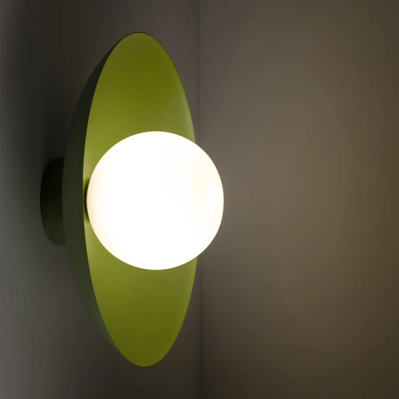 Lampa posiada oprawę dla pojedynczej żarówki typu G9 o mocy maksymalnej 8W.