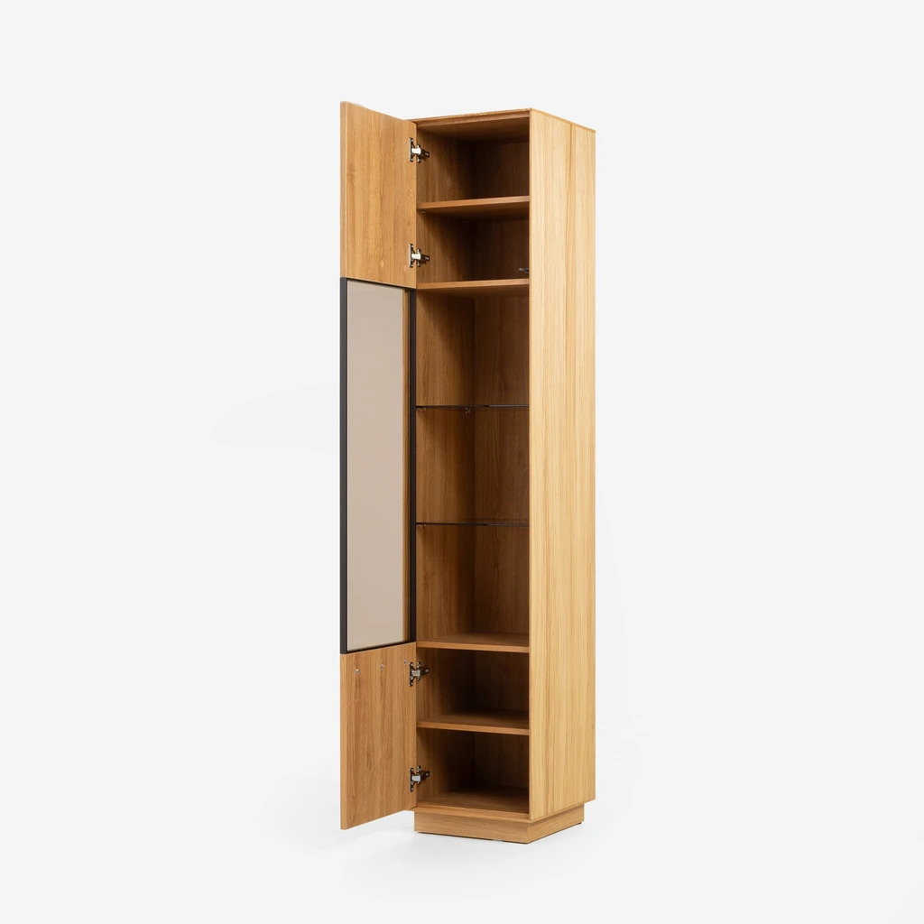 Otwarta witryna z widocznym wnętrzem