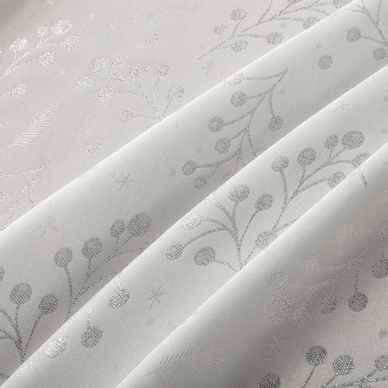 Biały obrus w szare gałązki