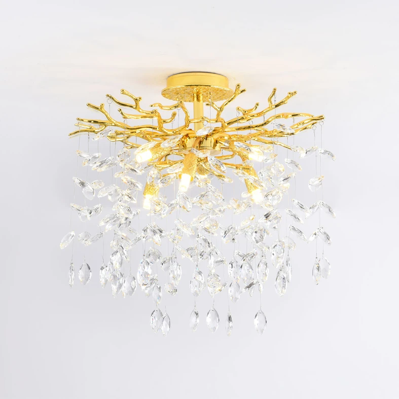 Design pięknie zdobionego stelaża lampy CINDY uzupełniają akrylowe kryształki.