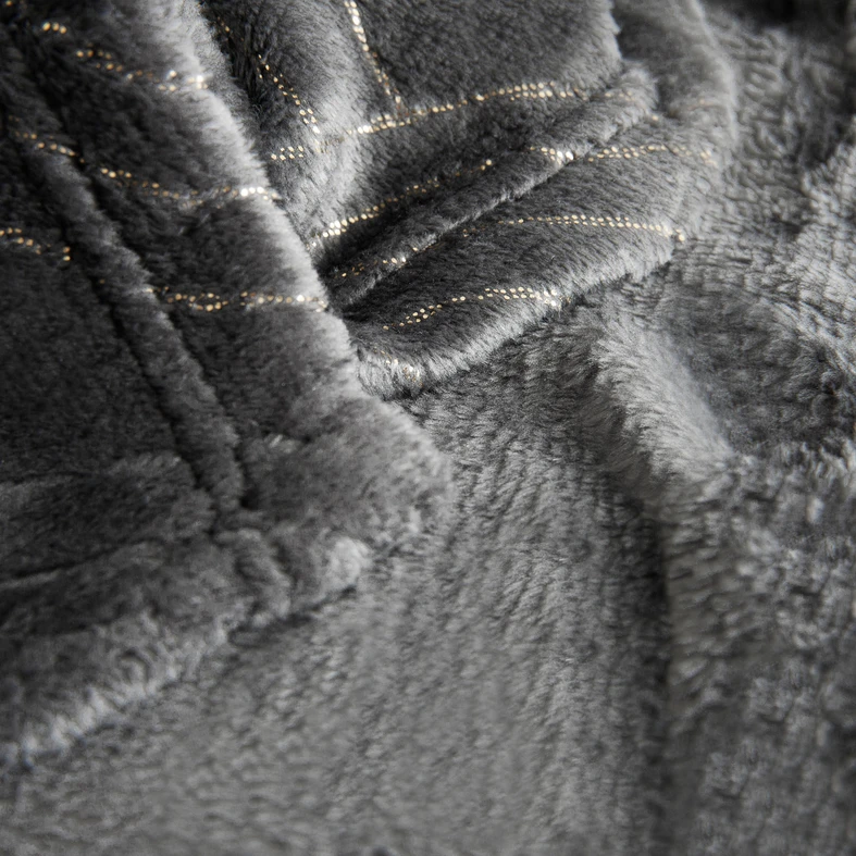 Szary koc z geometrycznym wzorem