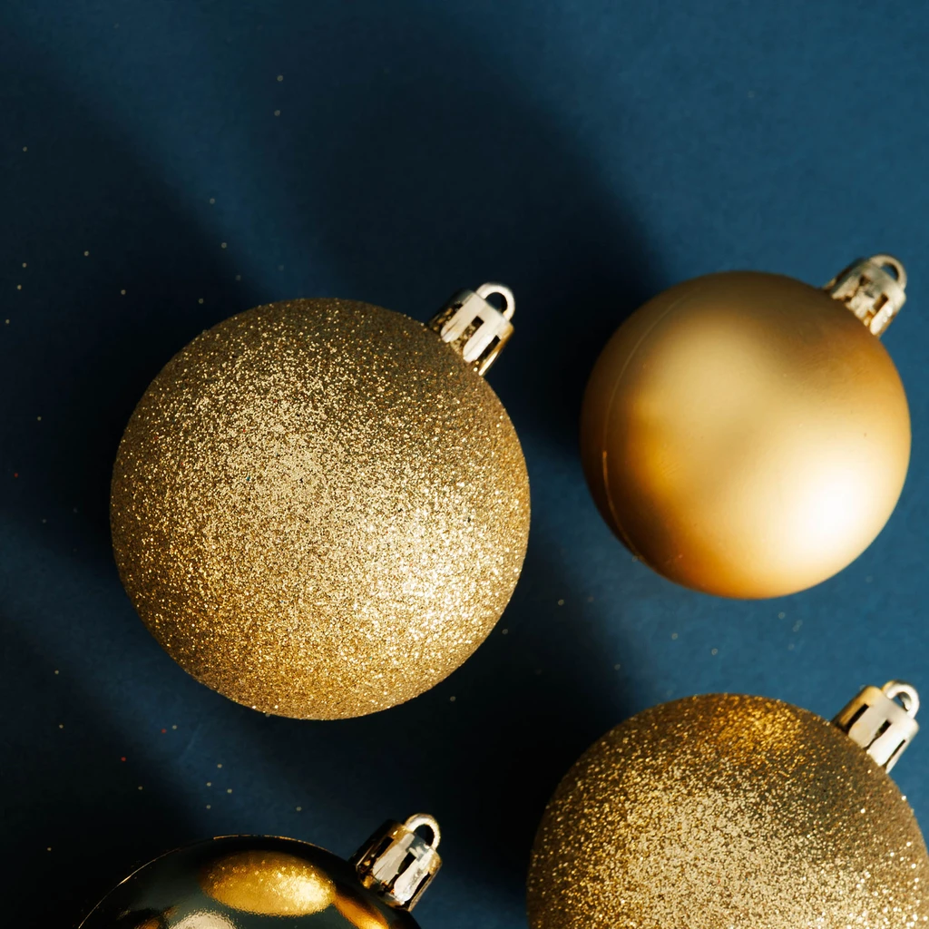 Sada 70 kusů zlatých vánočních baněk v krabičce