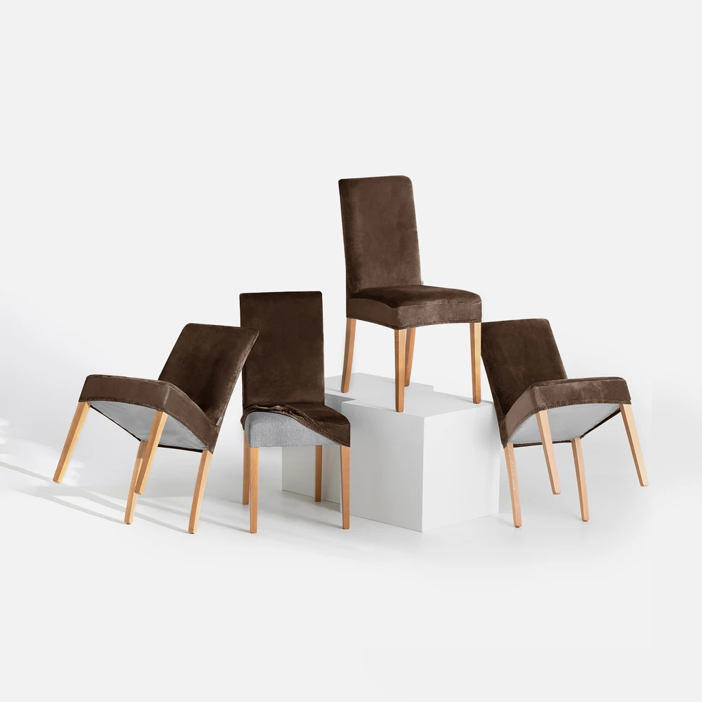 Aranżacja. Na zdjęciu kilka krzeseł z pokrowcami. 