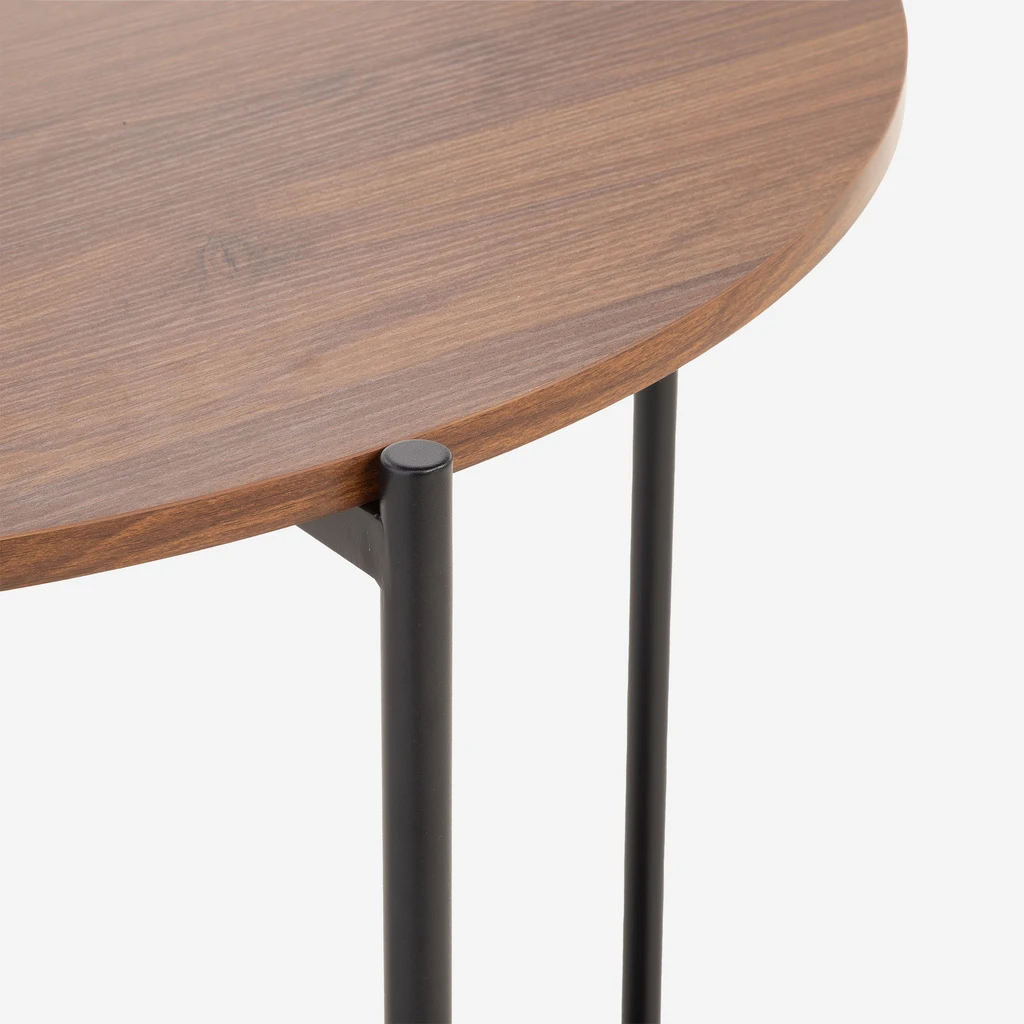 Detal, zbliżenie na nóżki dosięgające do blatu mebla