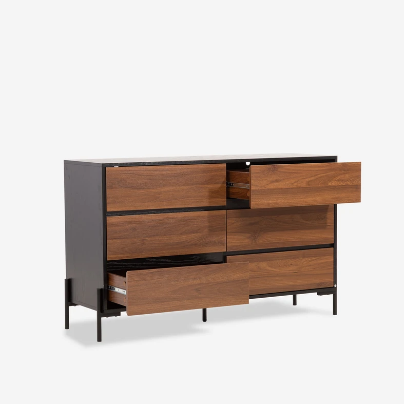 Otwarte szuflady w komodzie, z frontem w kolorze ciemnego drewna