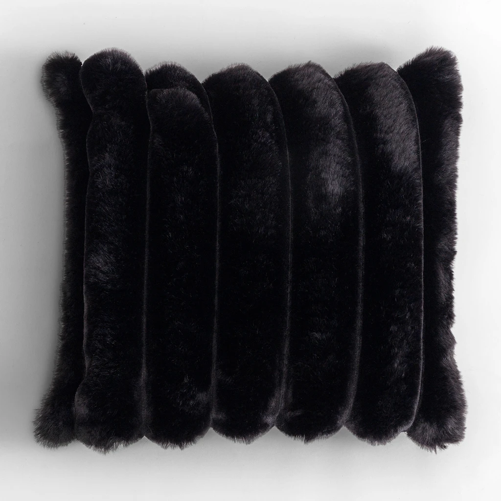 Poszewka czarna ELLE 45x45 cm Czarna poszewka z dekoracyjnym króliczym sztucznym futerkiem