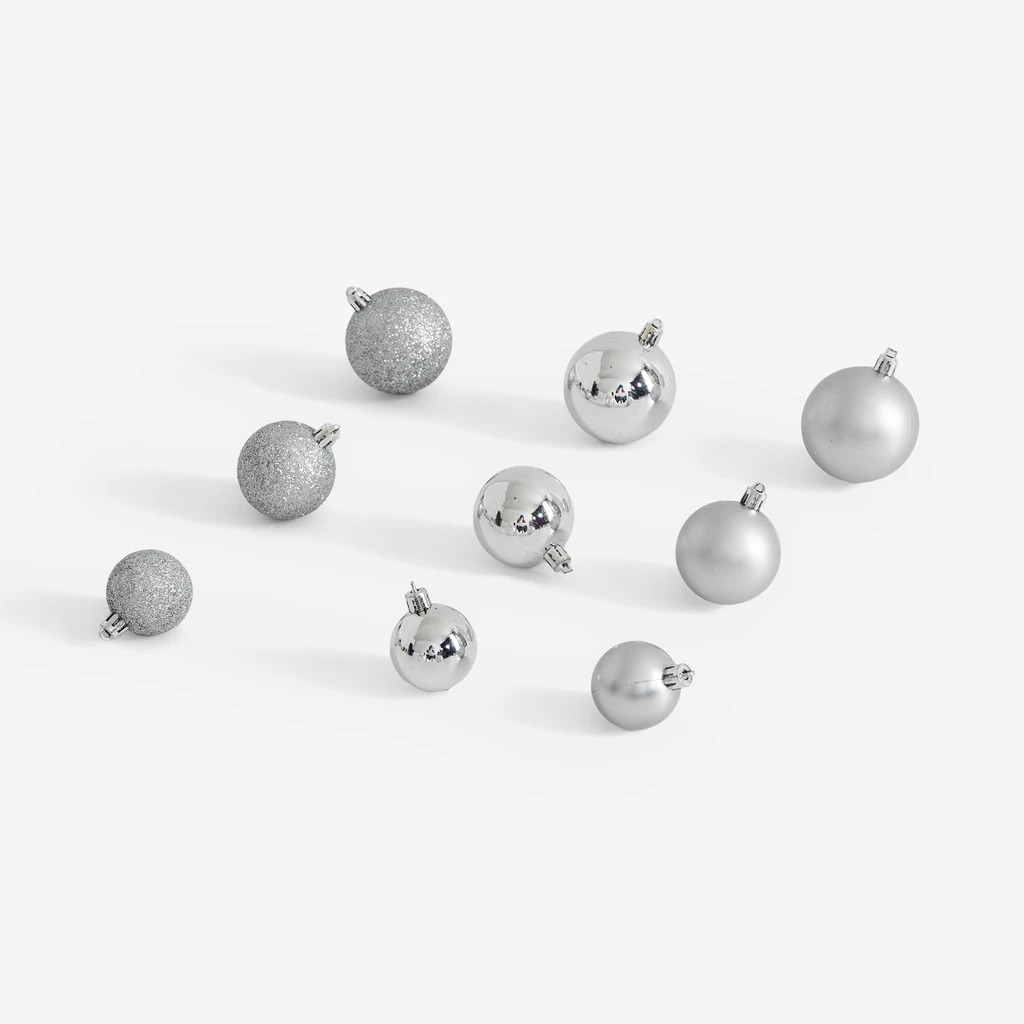 Sada 70 kusů stříbrných vánočních baněk v krabičce
