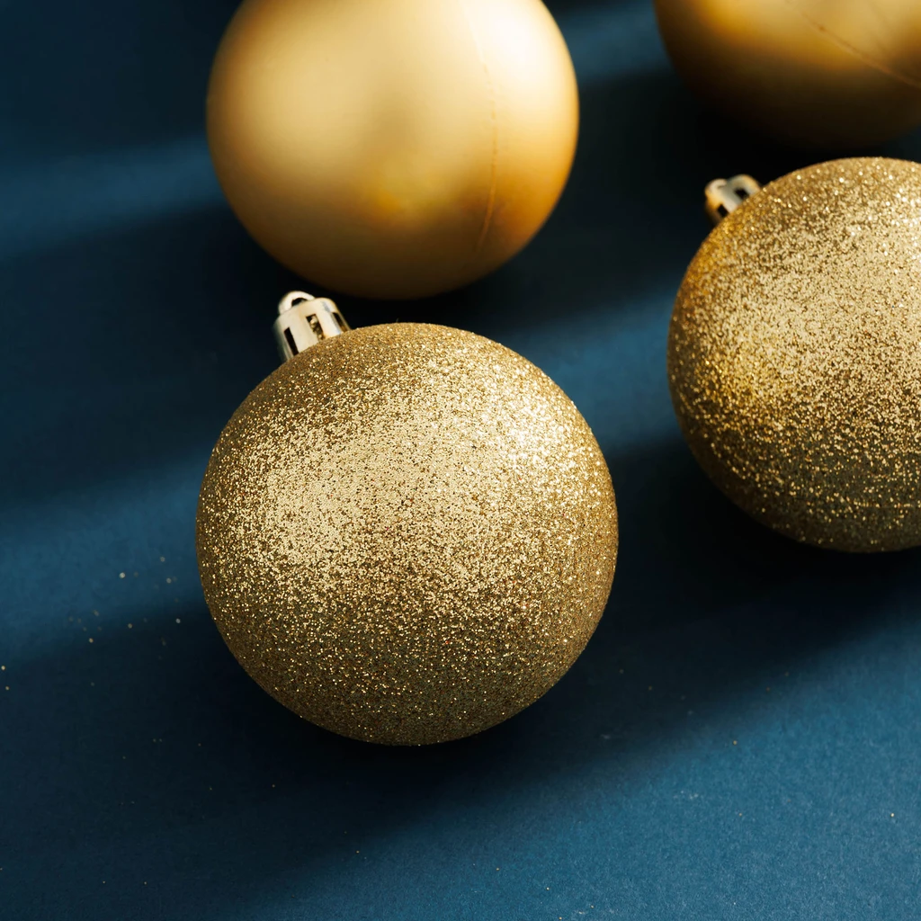 Sada 70 kusů zlatých vánočních baněk v krabičce