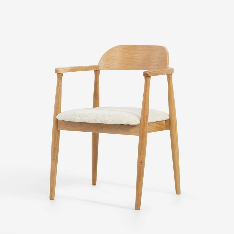 Smukłe nogi i otwarte podłokietniki PERUGIO dobrze prezentują się także w mniejszych wnętrzach.