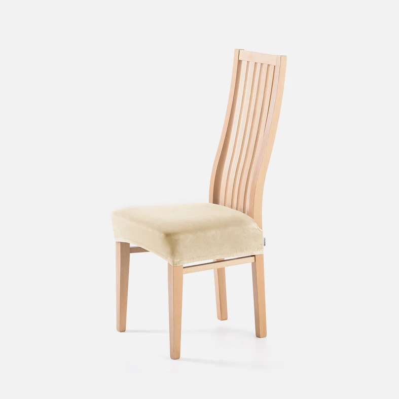 Zdjęcie pokrowca założonego na krzesło. Zdjęcie pod kątem. 