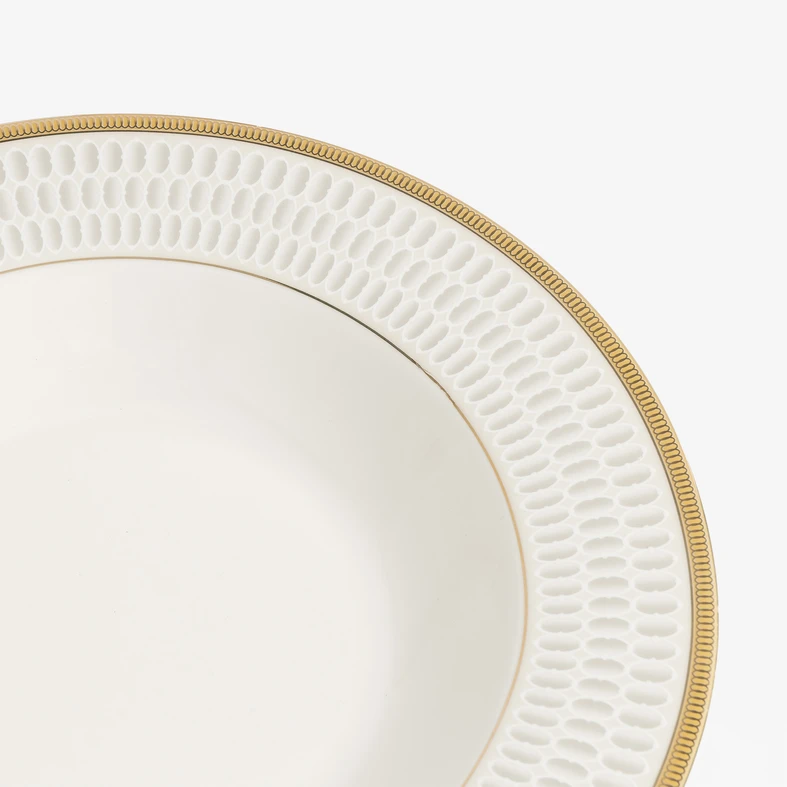 Kompletny zestaw porcelany dla 6 osób, 30 elementów, przeznaczony do obiadów i kawy.