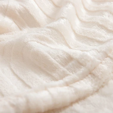 Deka s reliéfním vzorem ABSTRACT 130x160 cm krémová