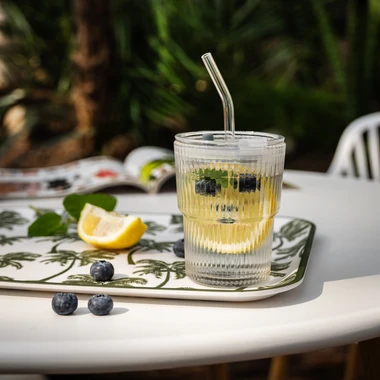 Sklenice s víčkem a brčkem 350 ml