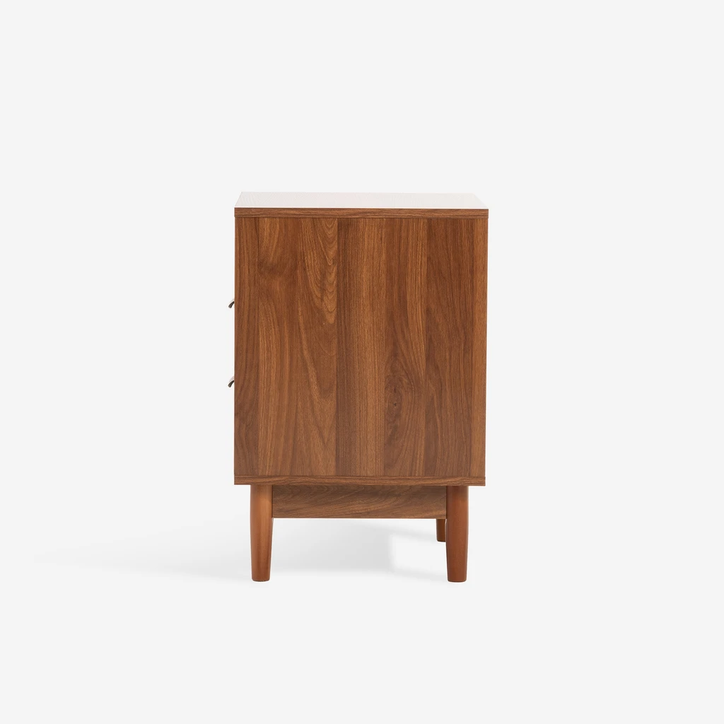 Bok szafki nocnej z widocznym rysunkiem przypominającym drewno