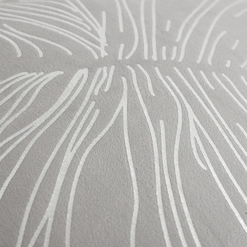 Zbliżenie na detale srebrnego nadruku liścia monstery. 