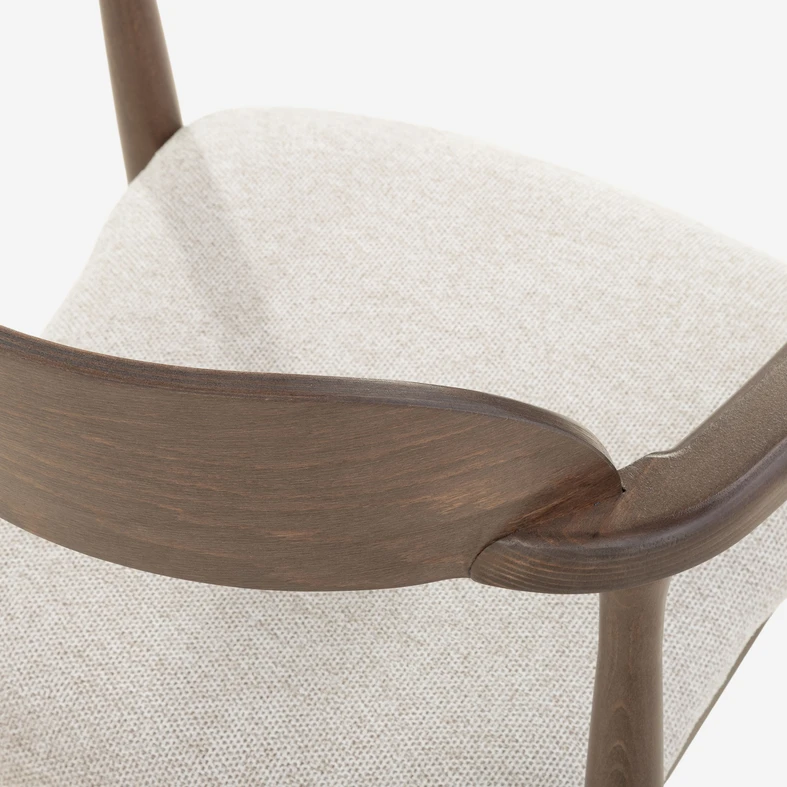 Miękka pianka i profilowane oparcie PERUGIO sprzyjają komfortowi przy dłuższym siedzeniu.