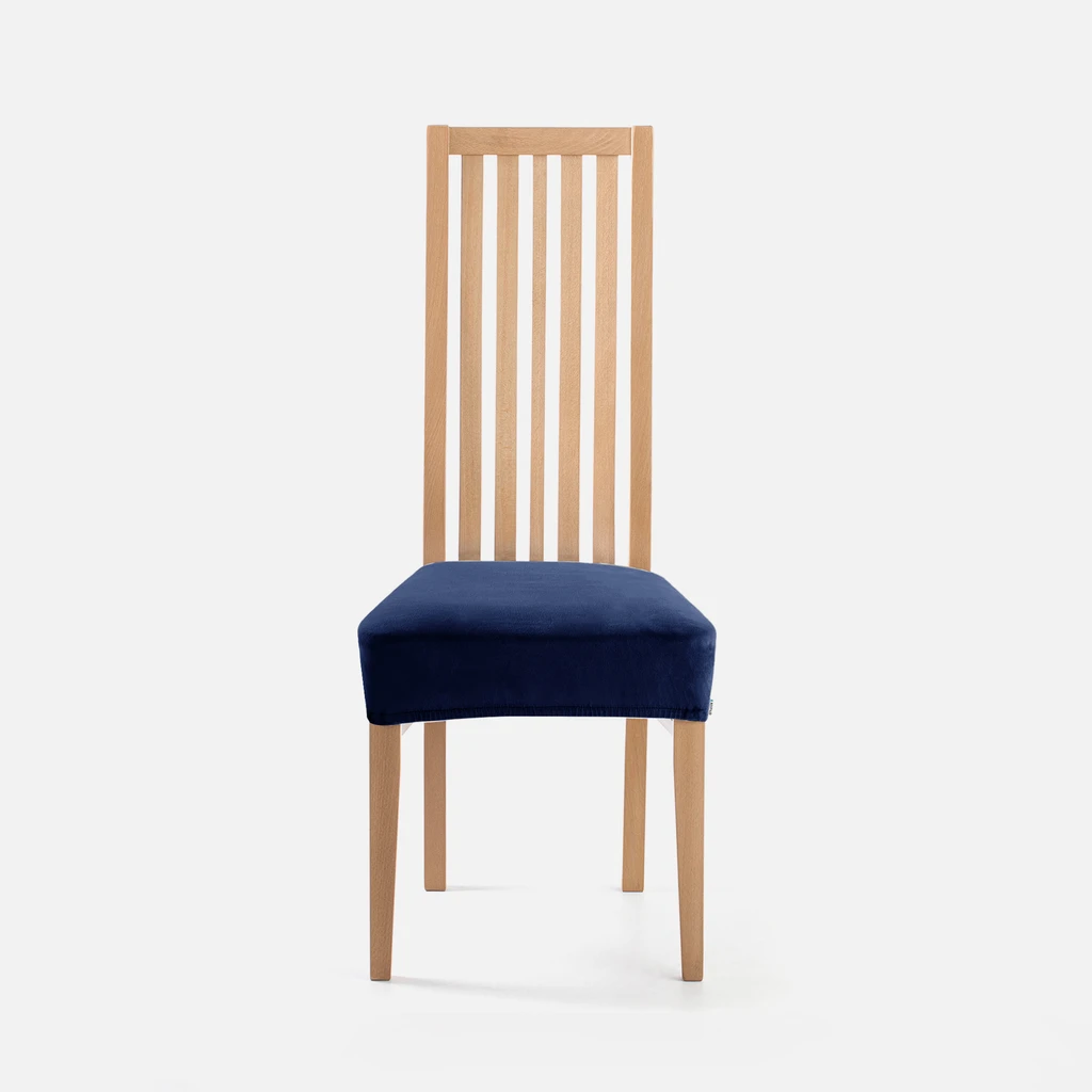 Zdjęcie pokrowca założonego na krzesło. Zdjęcie na wprost. 