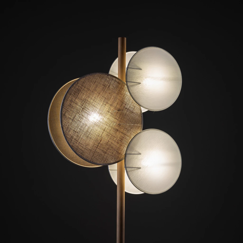 Lampa posiada oprawę przeznaczoną dla 3 żarówek LED typu E27 o mocy maksymalnej 15W.