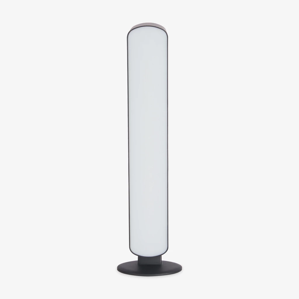 Lampa biurkowa TORP sprawdzi się zarówno w nowoczesnym gabinecie, jak i pokoju młodzieżowym.