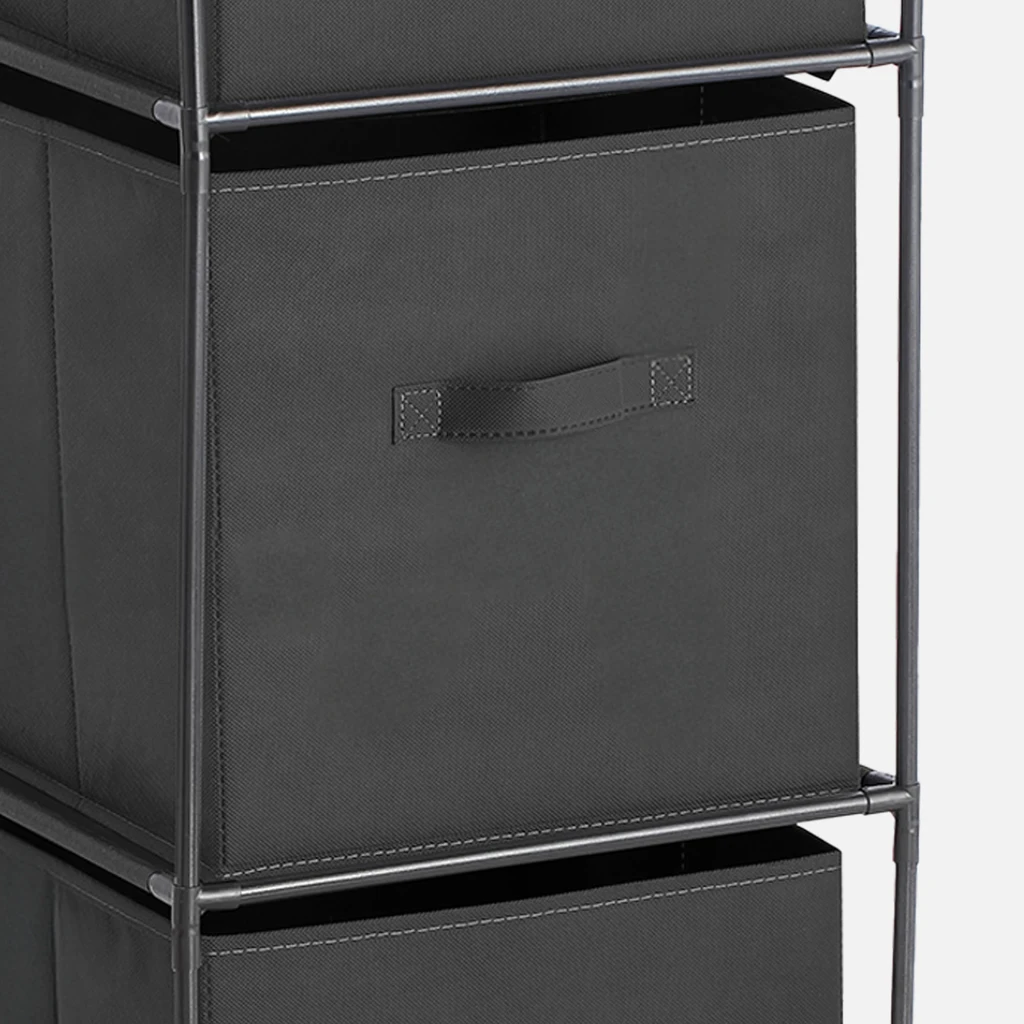 Zbliżenie na pojedynczy czarny kosz, widoczny materiałowy czarny uchwyt.