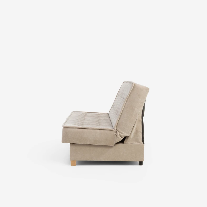 Beżowa wersalka z pikowaniem na siedzisku i oparciu, z nóżkami z jasnego drewna - bok