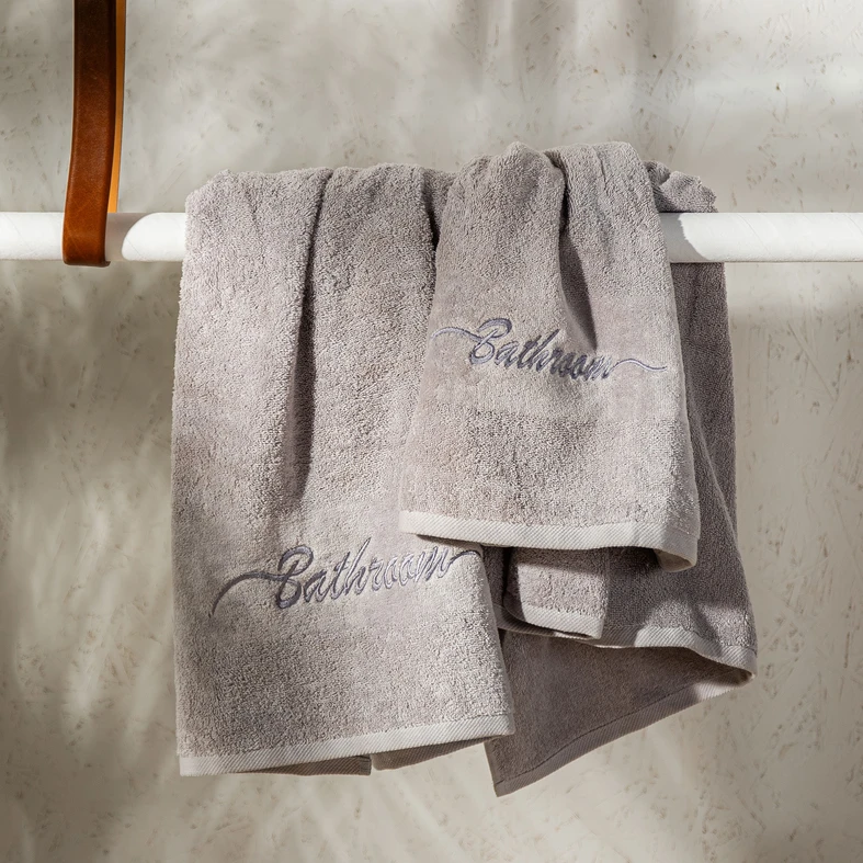 Ręcznik bawełniany jasnoszary FERRO 70x140 cm Světle šedý bavlněný ručník FERRO 70x140 cm