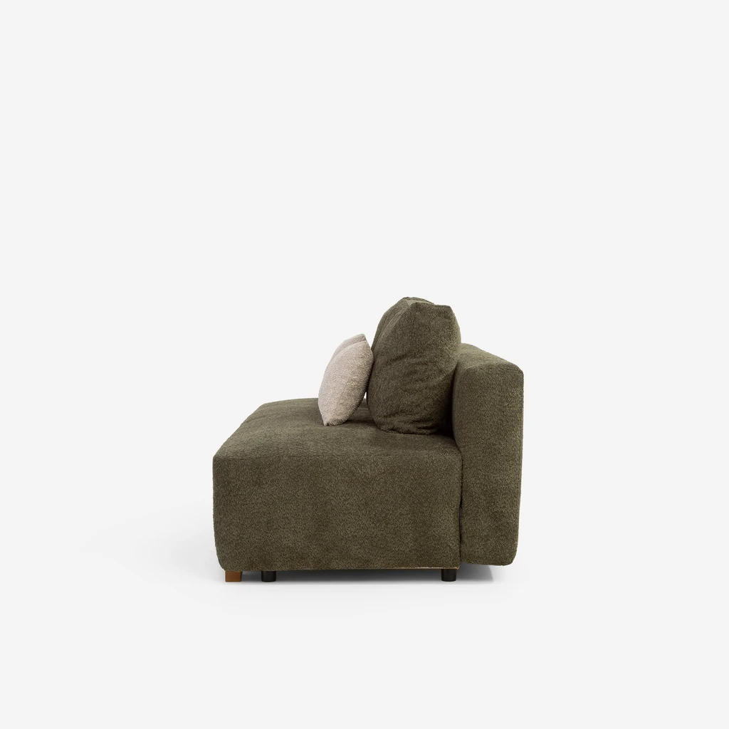 Zielona sofa z poduszkami - bok
