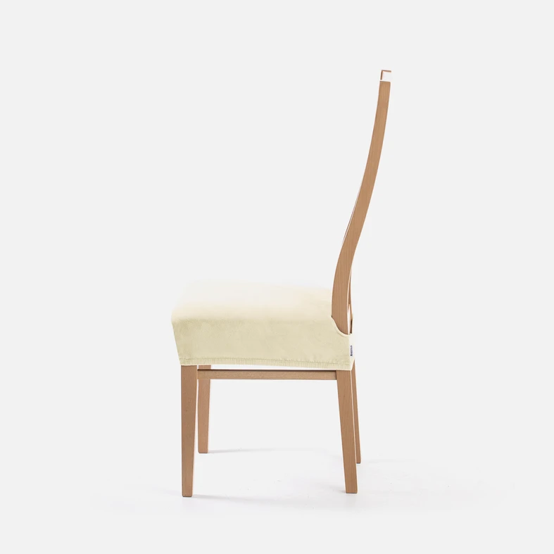 Zdjęcie pokrowca założonego na krzesło. Zdjęcie pod kątem. 