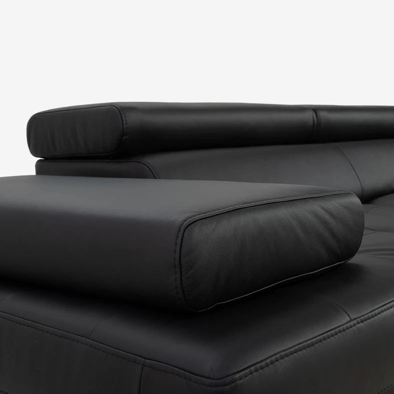 Płaski czarny podłokietnik, z możliwością regulacji.