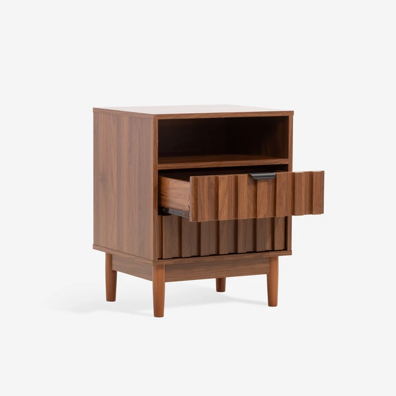 Otwarta górna szuflada w szafce nocnej