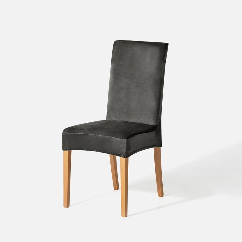 Zdjęcie pokrowca założonego na krzesło. Zdjęcie pod kątem. 