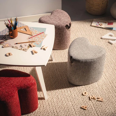 Malý světle šedý taburet srdce ILLON