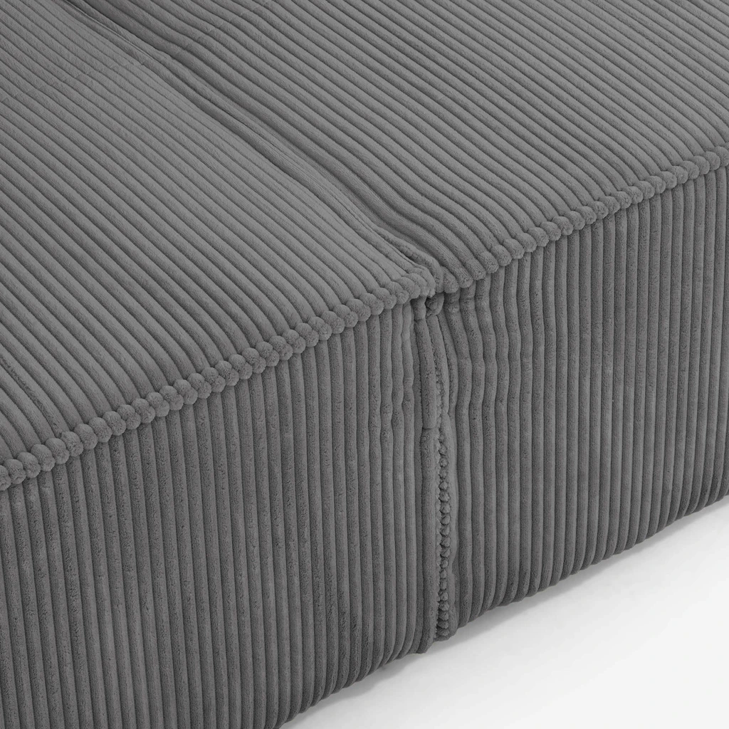 Szara sofa LUSO z miękkimi poduchami – wystarczy usiąść, by poczuć, jak znika napięcie dnia.