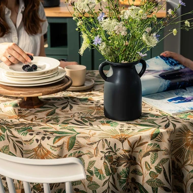 Černá váza s uchy 20 cm