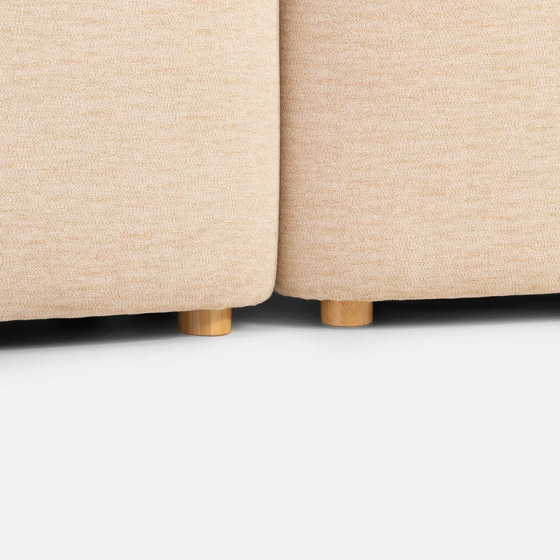 Detal, niskie nóżki wykonane z jasnego drewna bambusowego