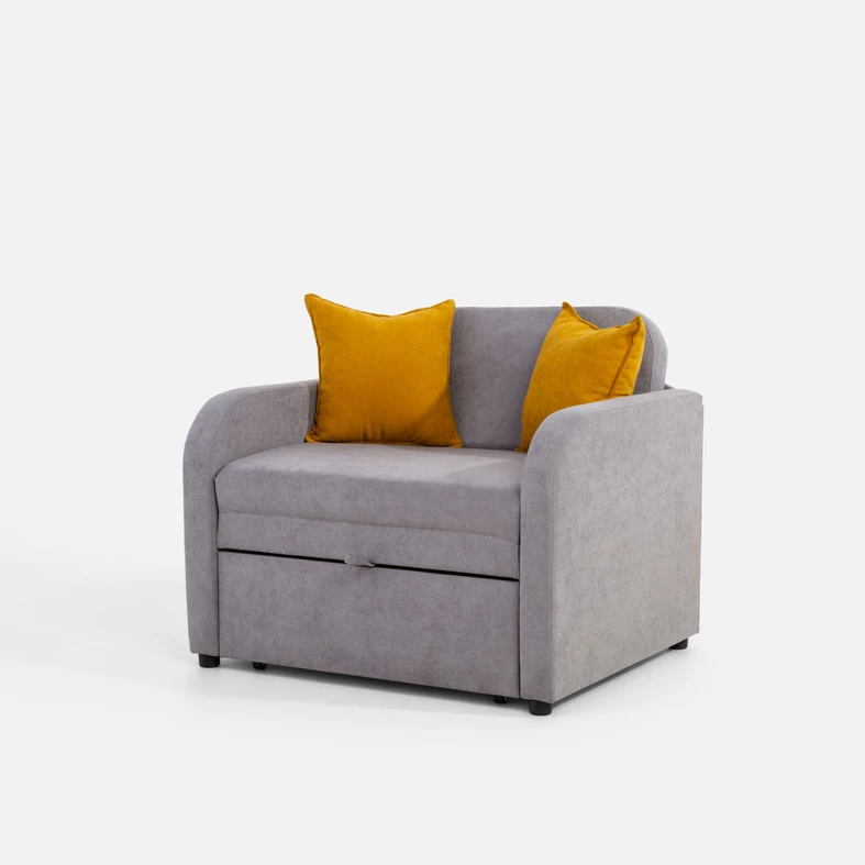 Jednoosobowa sofa widziana z ukosa. Widoczne czarne niskie nóżki z tworzywa. 