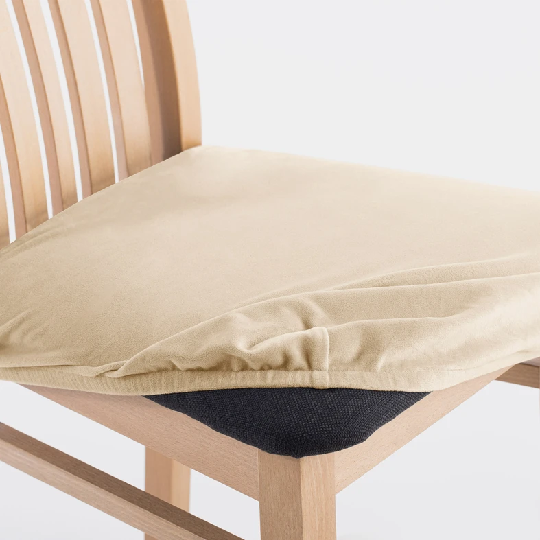 Zdjęcie częściowo założonego pokrowca. Widać marszczenia i fakturę materiału.