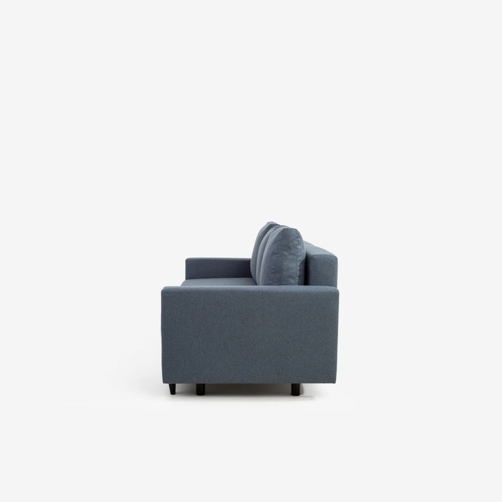 Rozkładana sofa niebieska z czarnymi nóżkami