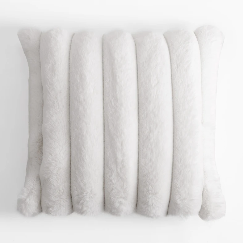 Poszewka biała ELLE 45x45 cm Biała poszewka z dekoracyjnym króliczym sztucznym futerkiem