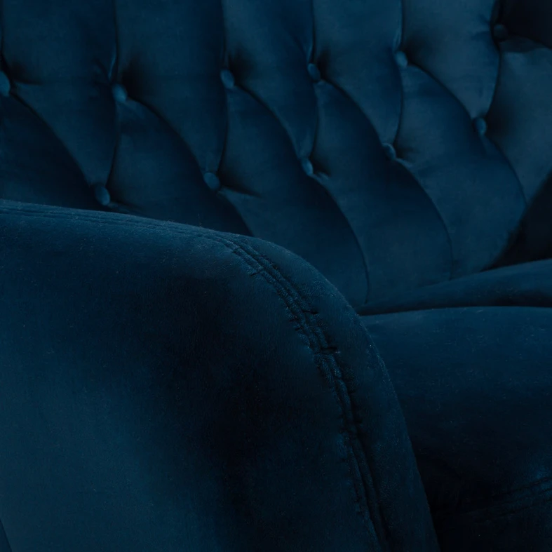Sofa dwuosobowa w ciemnoniebieskiej tkaninie