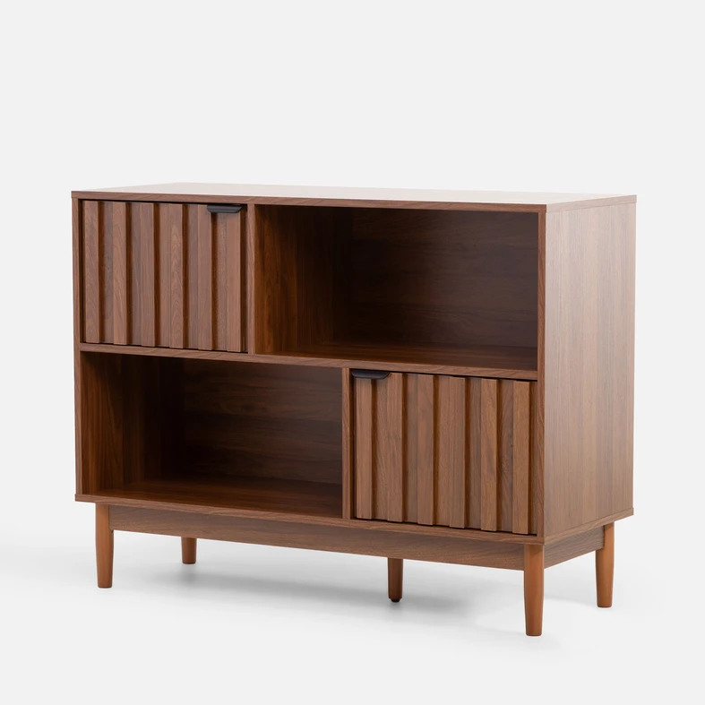 Komoda w kolorze ciemnego drewna, z dwoma szerokimi półkami i 2 szafkami - widok z ukosa