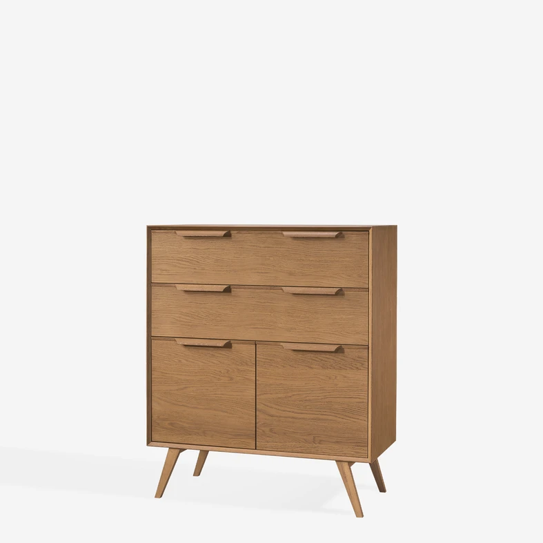 Komoda w stylu retro z dwoma dużymi szufladami i czterema wnękami ukrytymi za drzwiczkami, na wysokich, ukośnych nóżkach, w ciepłym kolorze jasnego drewna.