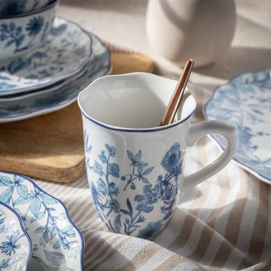 Hrnek s modrými květy COLETTE 380 ml