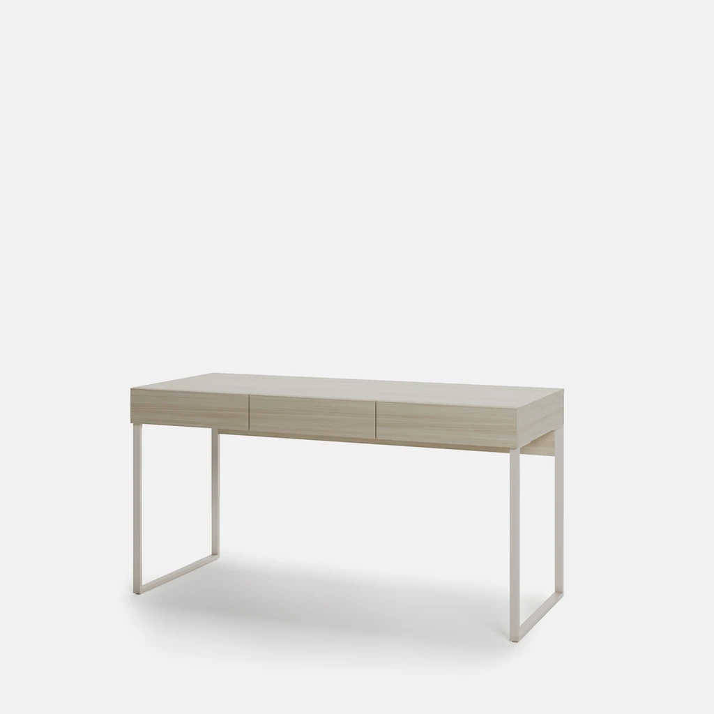 Beżowe biurko na metalowych płozach. Pod blatem znajdują się 3 szuflady