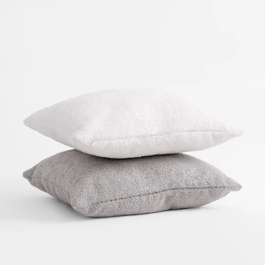 Světle šedý dekorační polštář BOUCLE 45x45 cm