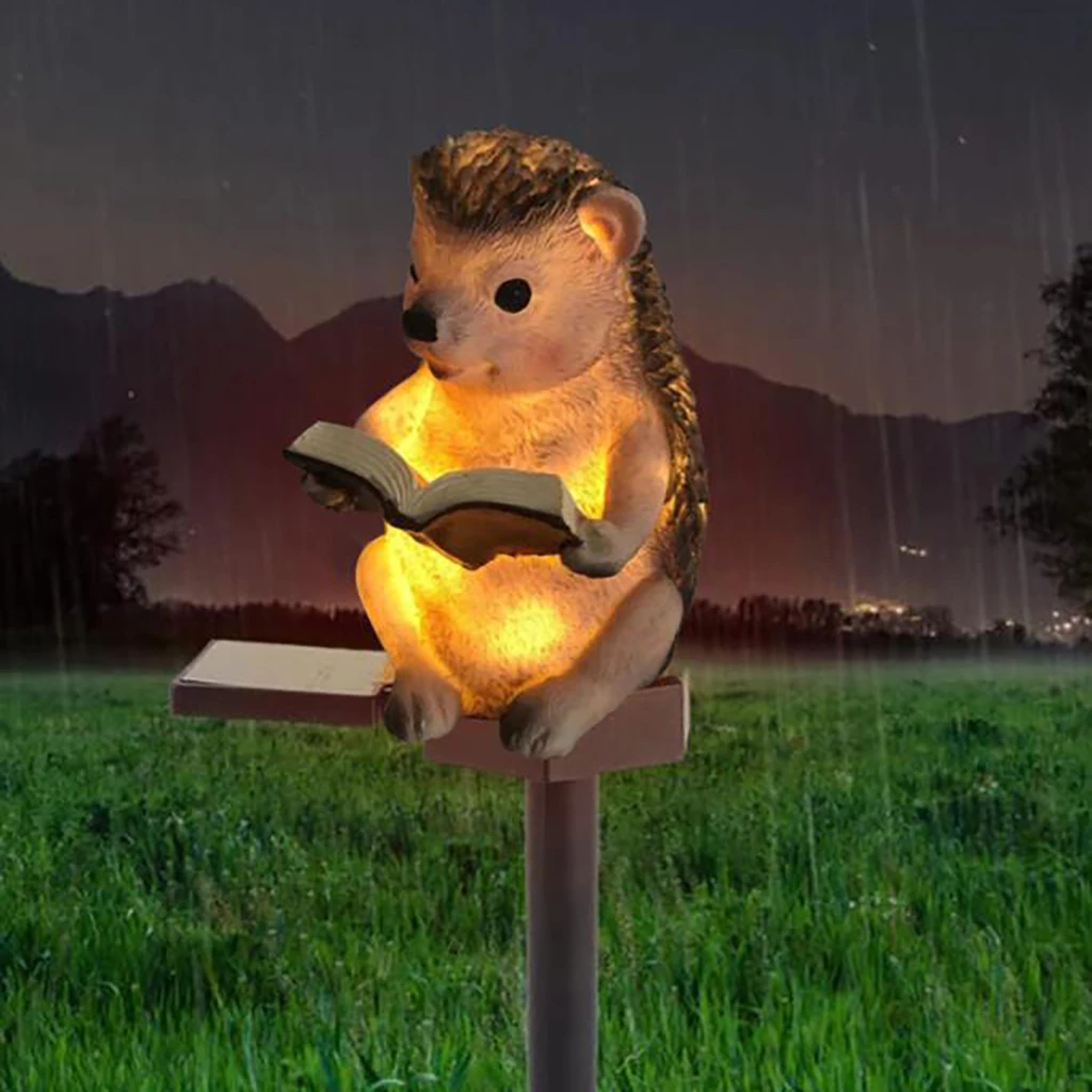 Dekoracja zewnętrzna solarna LED IP44 JEŻ Podczas dnia gromadzi, a w nocy rozjaśnia otoczenie światłem o białej, ciepłej barwie.