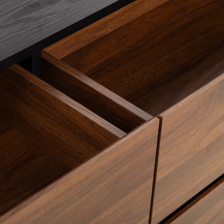 Otwarte szuflady z widocznym wnętrzem w kolorze ciemnego drewna