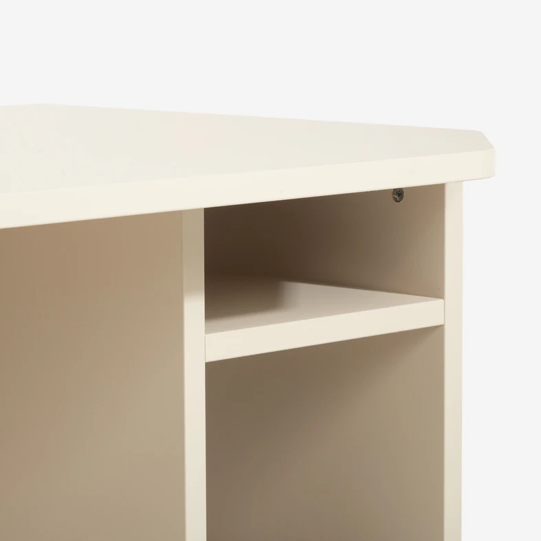 Detal, brzegi biurka są gładko zakończone, z delikatnym skosem