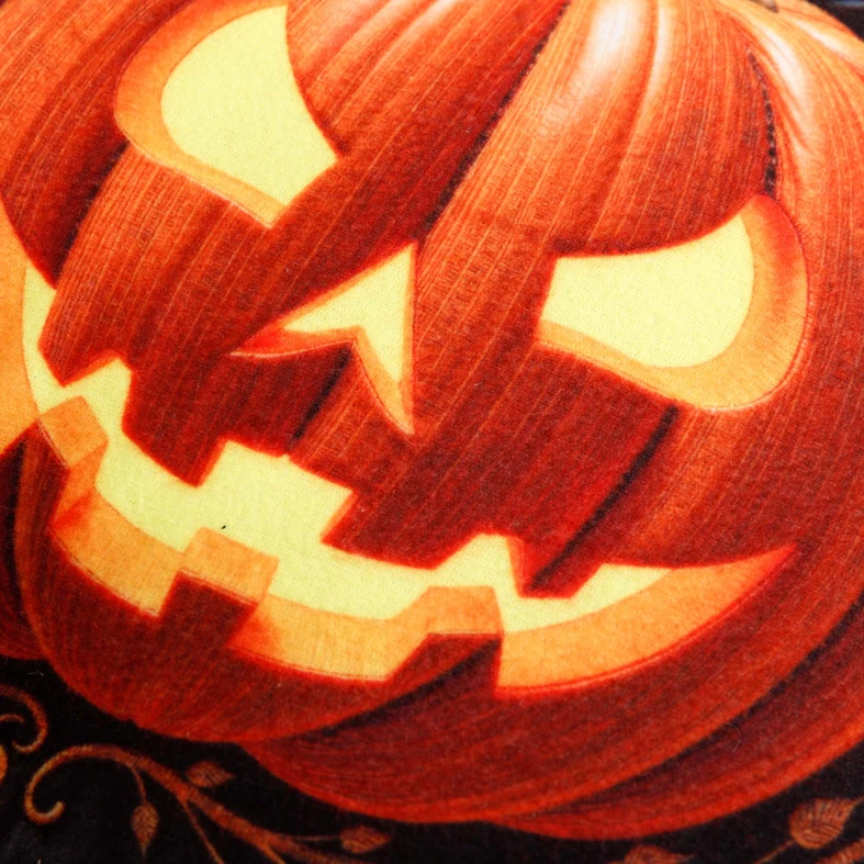 Zbliżenie na grymas halloweenowej dyni. 