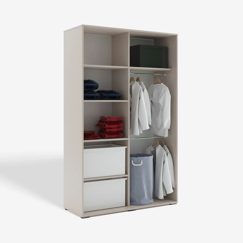 Widok na całe wnętrze szafy z widocznymi 6 szerokimi półkami i 2 drążkami ubraniowymi